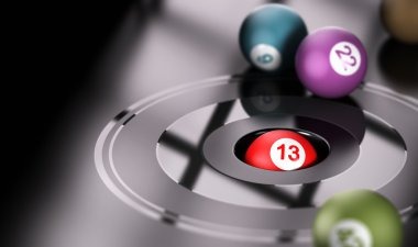 suhuslot live blackjack dealer at Dragon Hatch table with multiple camera angles